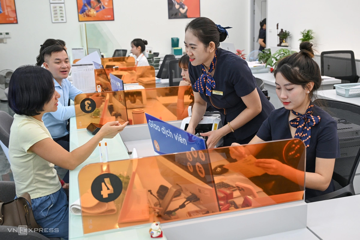 Người gửi tiền mặc cả lãi suất khi ngân hàng cạnh tranh vốn