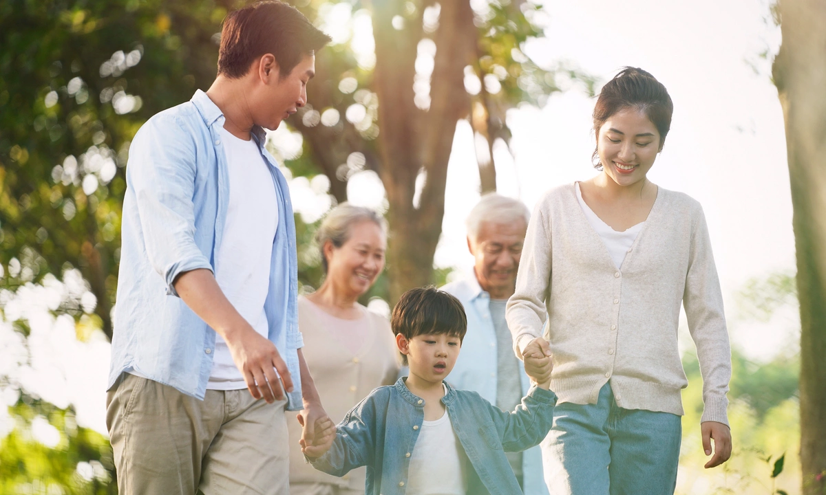 Manulife: Thế hệ 'bánh mì kẹp' đối mặt nhiều áp lực tài chính