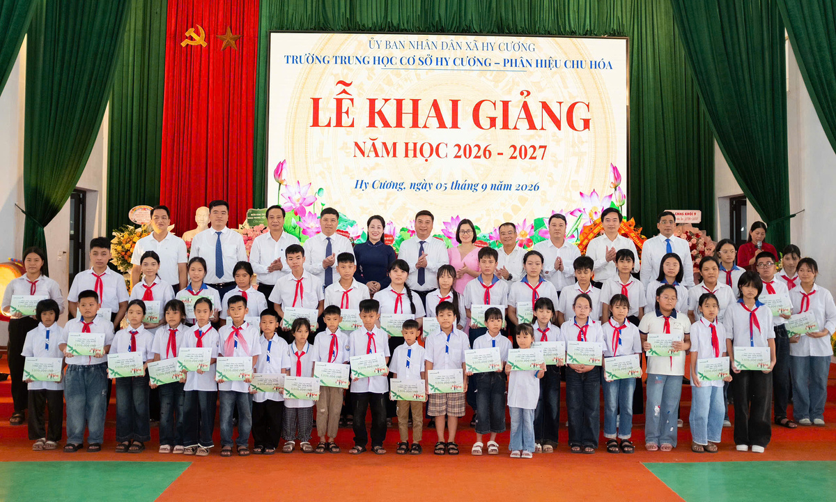 Vietcombank trao 7.350 suất học bổng 'Cùng em tiến bước' dịp năm học mới