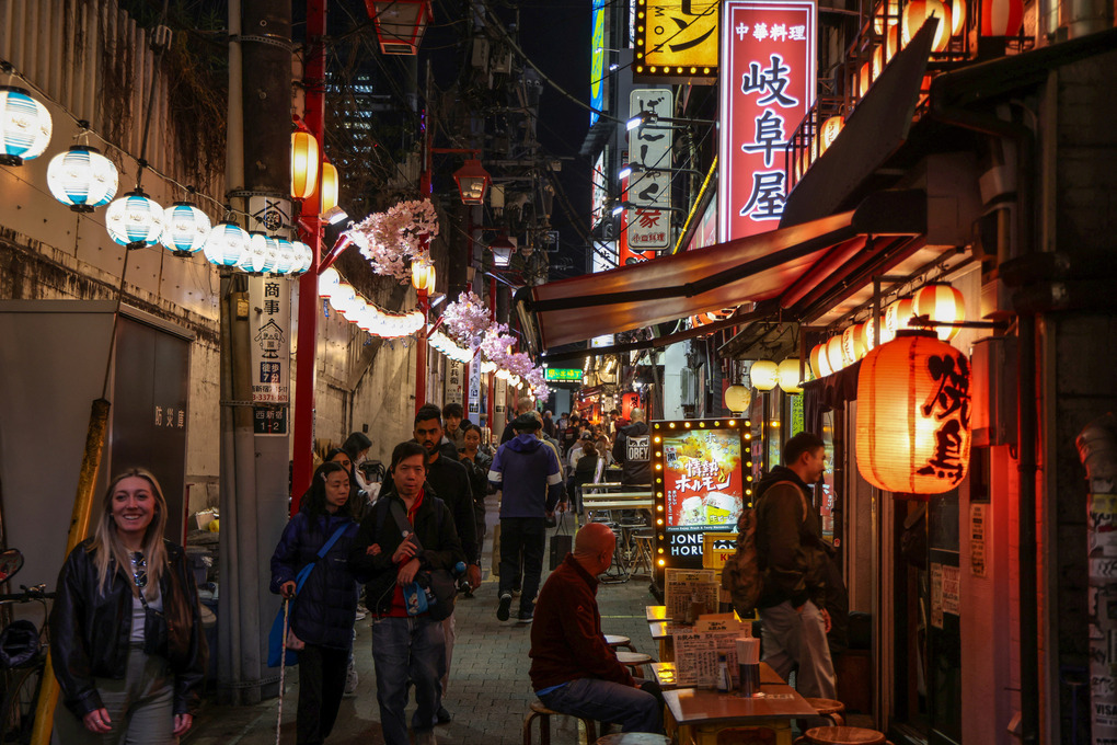 Một con phố tập trung các Izakaya ở khu Shinjuku, Tokyo ngày 30/3. Ảnh: AFP