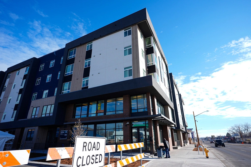 Khu nhà ở cho người thu nhập thấp tại East Colfax (Denver) tháng 1/2024. Ảnh: AP