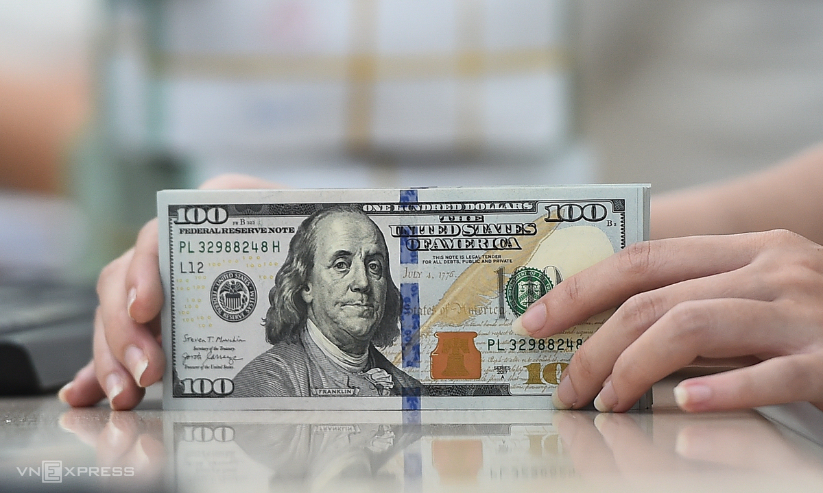 Giá USD ngân hàng thấp nhất nửa năm