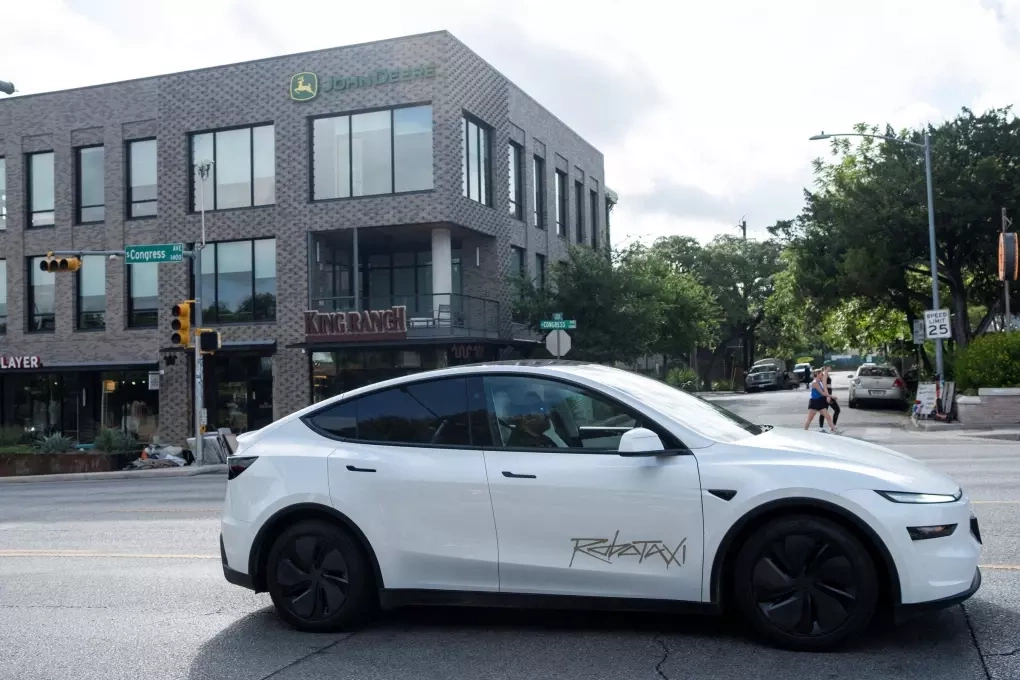 Một chiếc robotaxi của Tesla ở Austin, Texas. Ảnh:Reuters