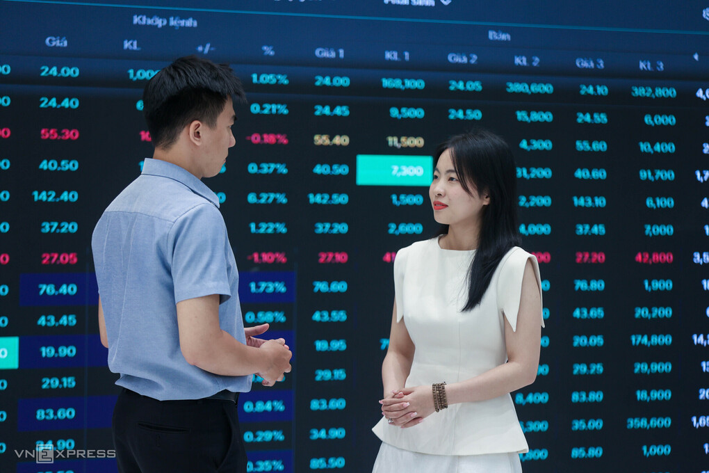 Nhà đầu tư đang giao dịch tại một công ty chứng khoán ở TP HCM. Ảnh: Quỳnh Trần