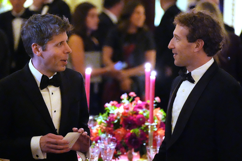 CEO OpenAI Sam Altman nói chuyện cùng CEO Meta Mark Zuckerberg tại tiệc chiêu đãi Chủ tịch Trung Quốc Tập Cận Bình ở Nhà Trắng, ngày 24/9/2026. Ảnh: AP