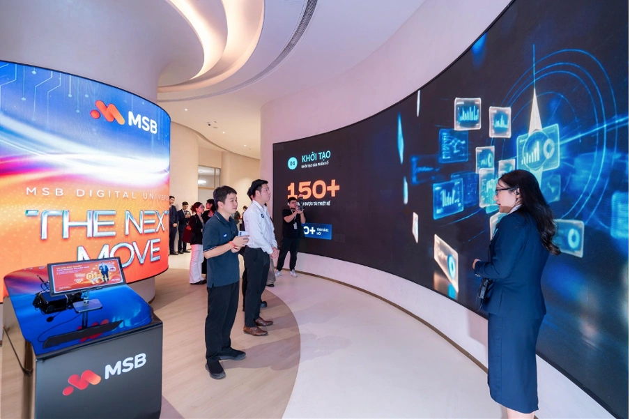 Khách mời trải nghiệm không gian MSB Digital Universe. Ảnh: MSB