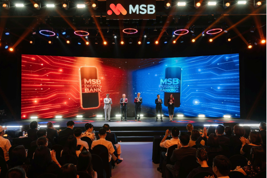 Đại diện Ban Lãnh đạo MSB cùng các đối tác chiến lược công nghệ Backbase và SmartOSC chính thức kích hoạt vận hành 2 nền tảng số. Ảnh: MSB