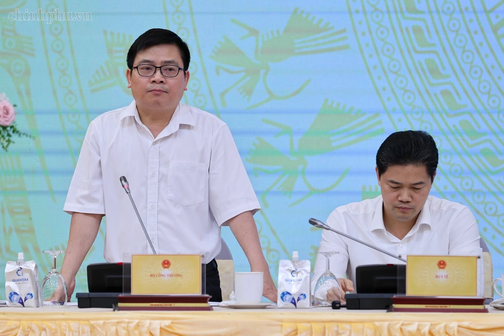 Thứ trưởng Công Thương Trương Thanh Hoài trả lời tại họp báo Chính phủ, ngày 3/10. Ảnh: VGP