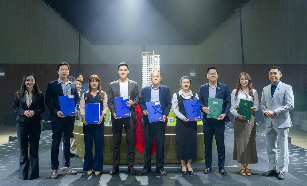 Khách mua căn hộ nhận thẩm định hồ sơ cơ sở thành công từ ngân hàng. Ảnh: OBC Holdings