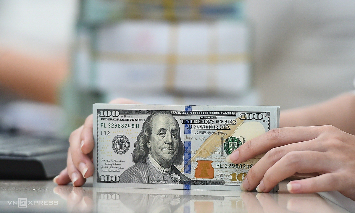 Tỷ giá USD tự do bất ngờ vượt ngân hàng sau 4 tháng: Dấu hiệu gì cho thị trường?