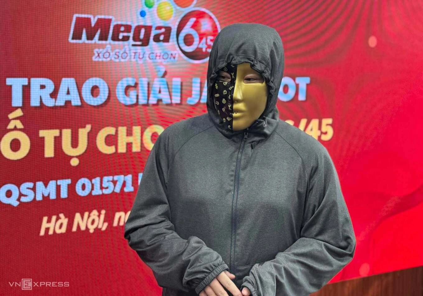 Chị V.N đeo mặt nạ nhận giải Jackpot gần 200 tỷ đồng, chiều 12/10. Ảnh: Anh Tú