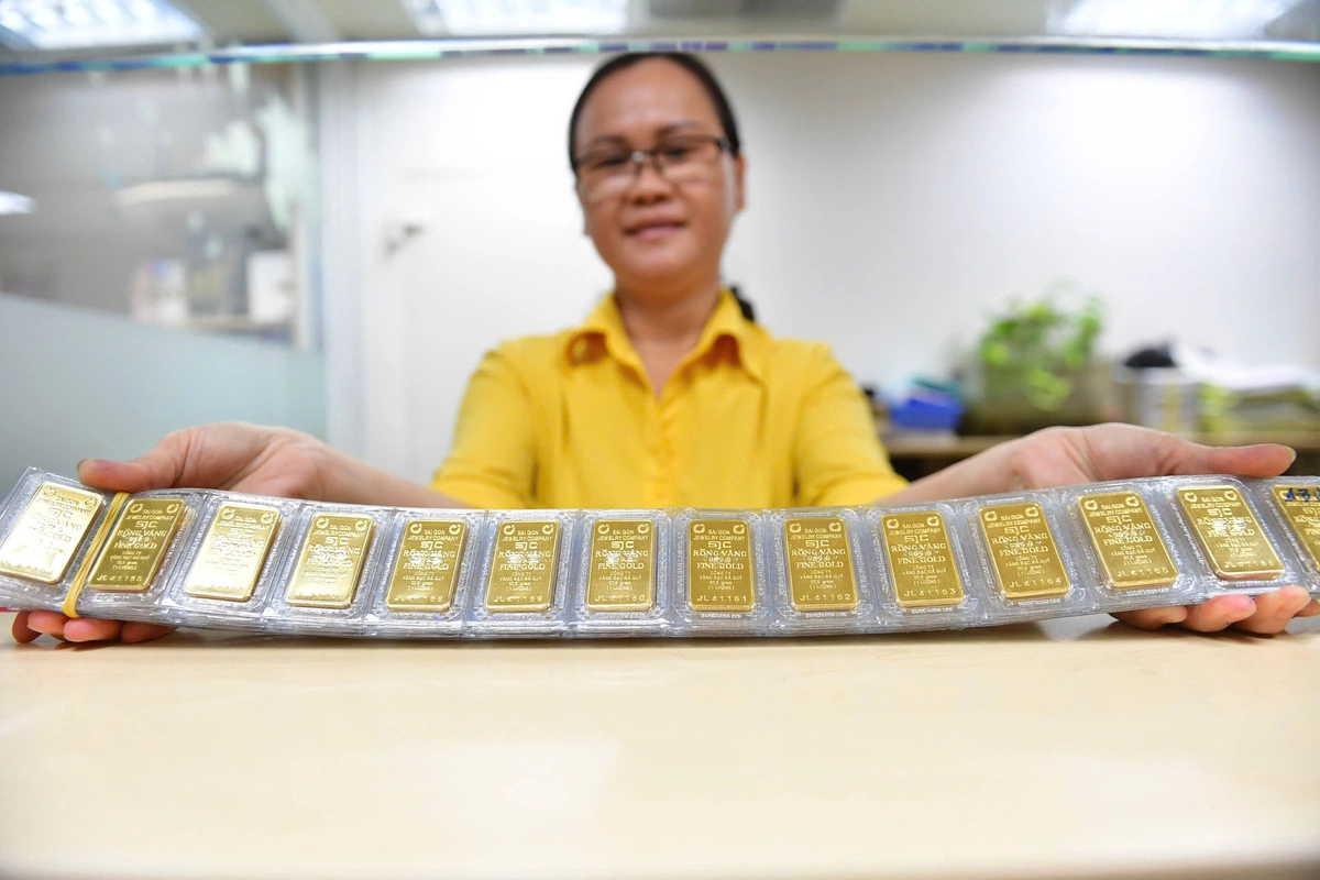 Giá vàng giảm gần 1 triệu đồng, bán ra 143,5 triệu đồng/lượng
