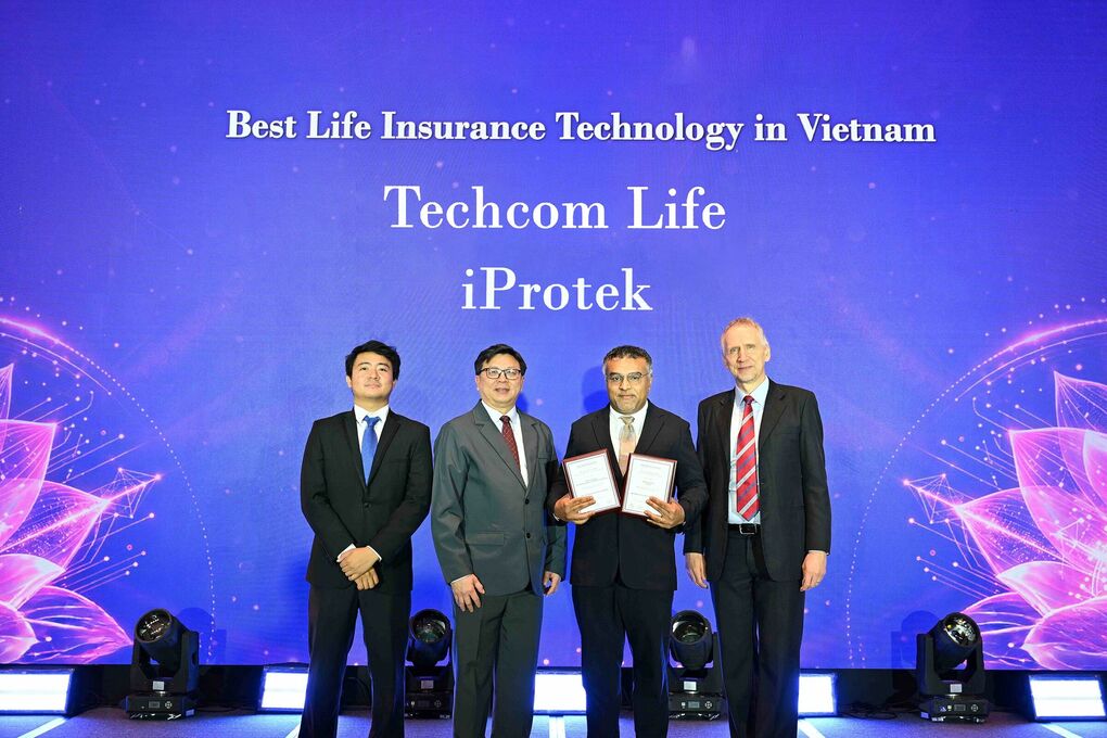 Nền tảng iProtek được nhận giải Công nghệ Bảo hiểm Nhân thọ xuất sắc nhất Việt Nam, do The Asian Banker trao tặng. Ảnh: Techcom Life