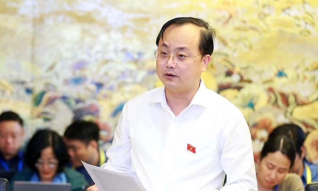 Chủ tịch Agribank Tô Huy Vũ góp ý tại phiên thảo luận ở tổ, chiều 23/10. Ảnh: Phạm Tuyến