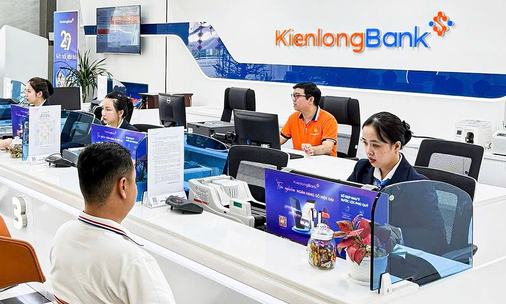 Khách hàng giao dịch tại một chi nhánh của KienlongBank. Ảnh: Website ngân hàng