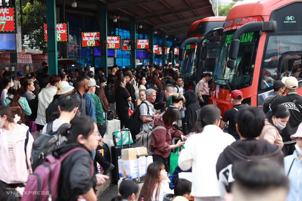 Hàng nghìn người tập trung ở Bến xe miền Tây dịp Tết năm 2026. Ảnh: Quỳnh Trần
