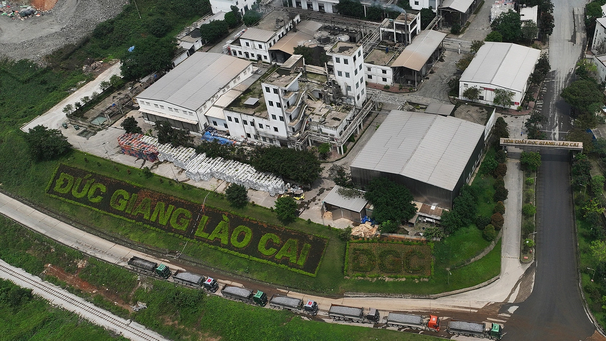 Image accompanying Hóa chất Đức Giang thu gần 2 tỷ đồng mỗi ngày nhờ gửi tiền ngân hàng, from VnExpress